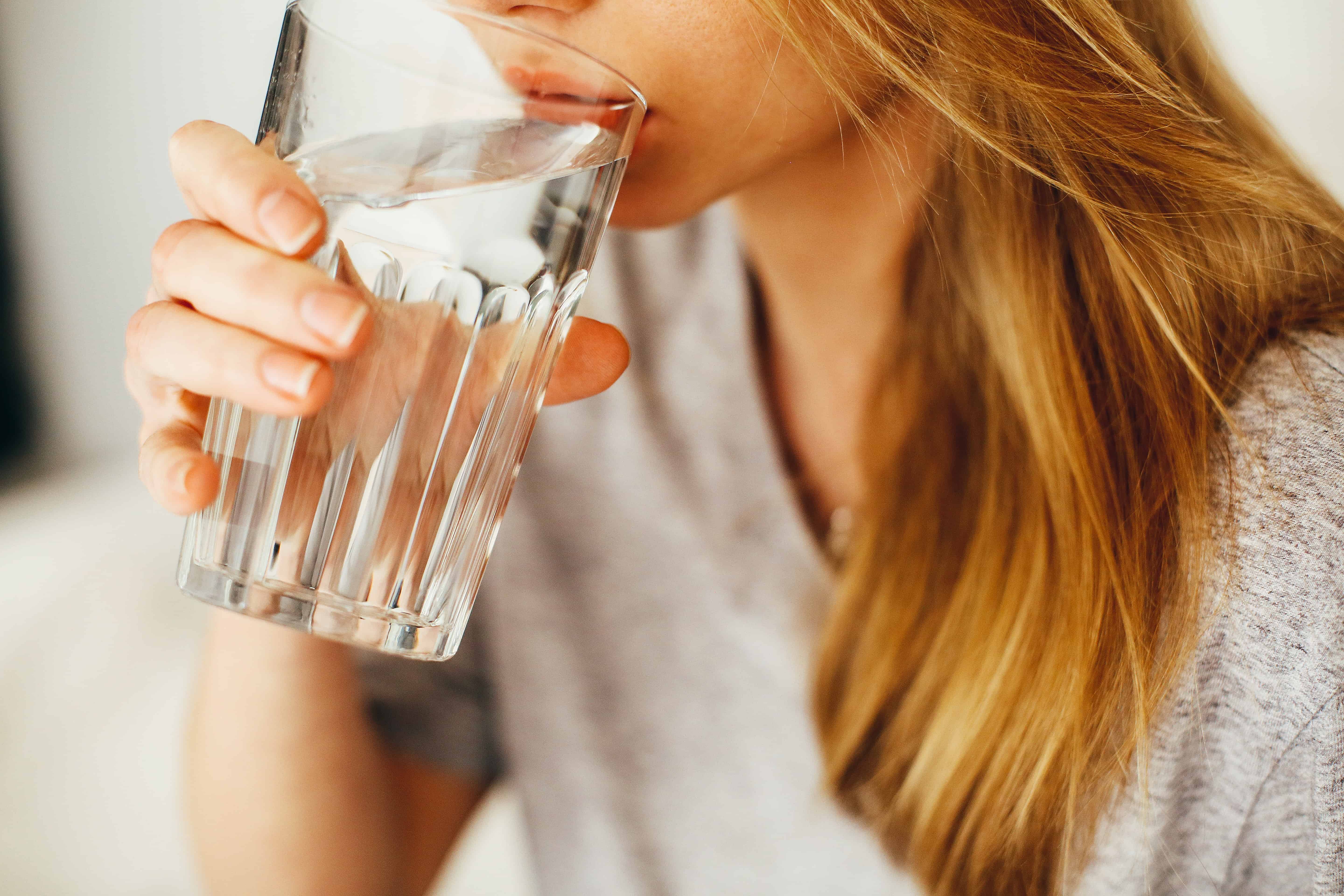 С удовольствием пьют. Девушка пьет воду. Стакан воды. Девушка со стаканом воды. Девушка пьет стакан воды.
